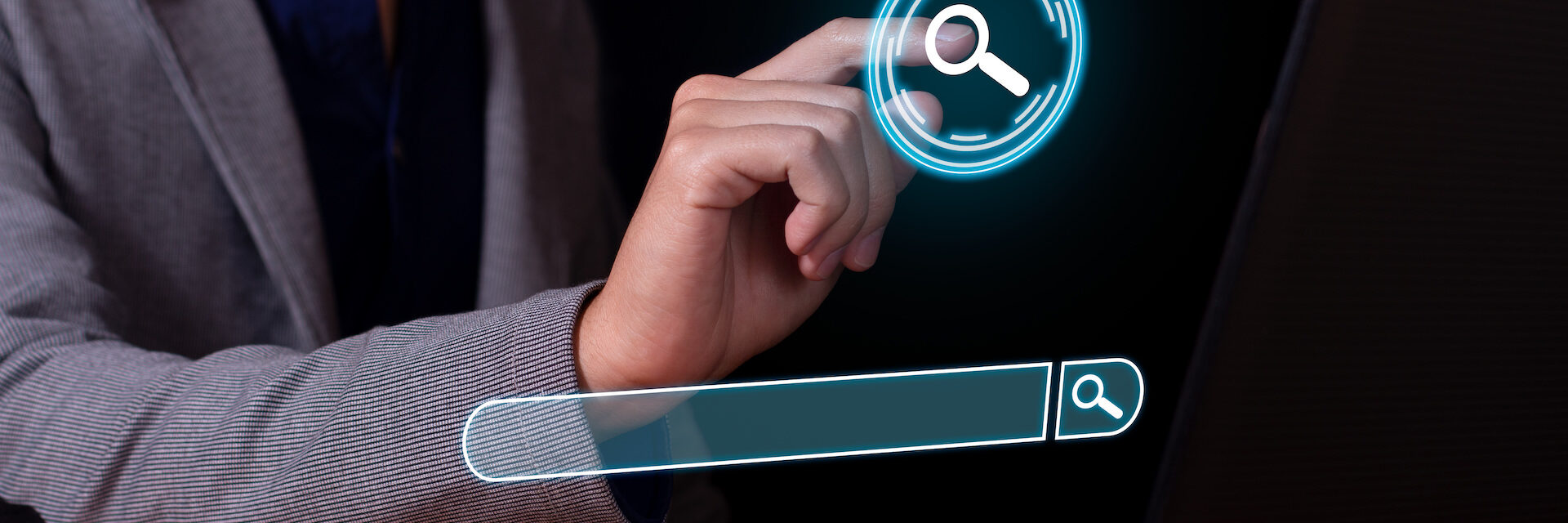 Man typing in a search engine, surfing the Internet and looking for information. Search engine optimization. zoekbalk