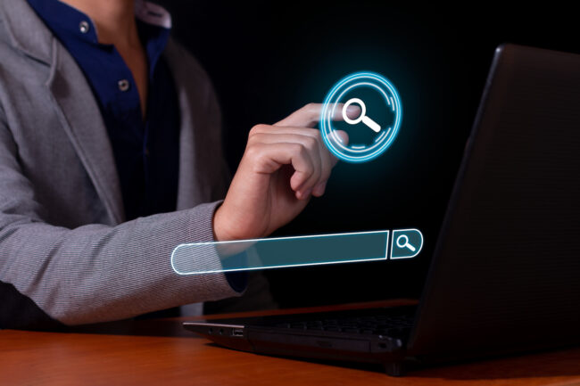 Man typing in a search engine, surfing the Internet and looking for information. Search engine optimization. zoekbalk