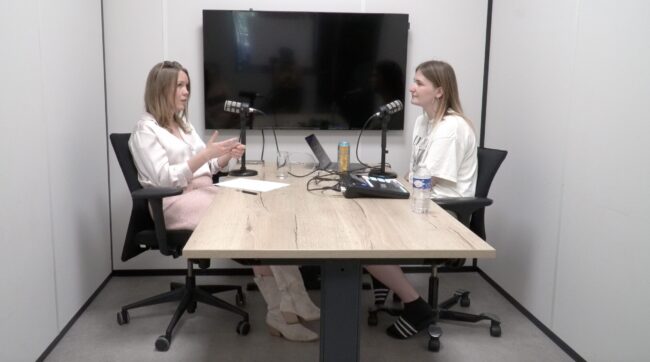 Leonie en Emira tijdens de podcast Zweverige Business