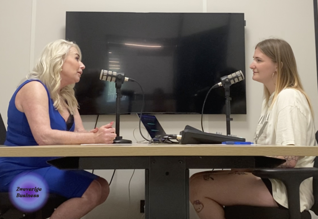 Lia en Emira tijdens de podcast Zweverige Business