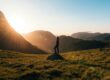Silhouette staat sterk met zon op achtergrond. motivatie
