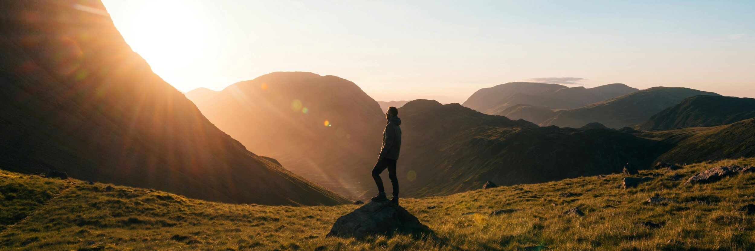 silhouet staat gemotiveerd Silhouette staat sterk met zon op achtergrond. motivatie