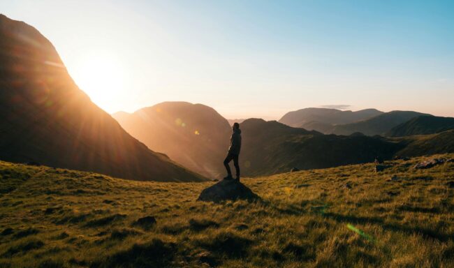 silhouet staat gemotiveerd Silhouette staat sterk met zon op achtergrond. motivatie