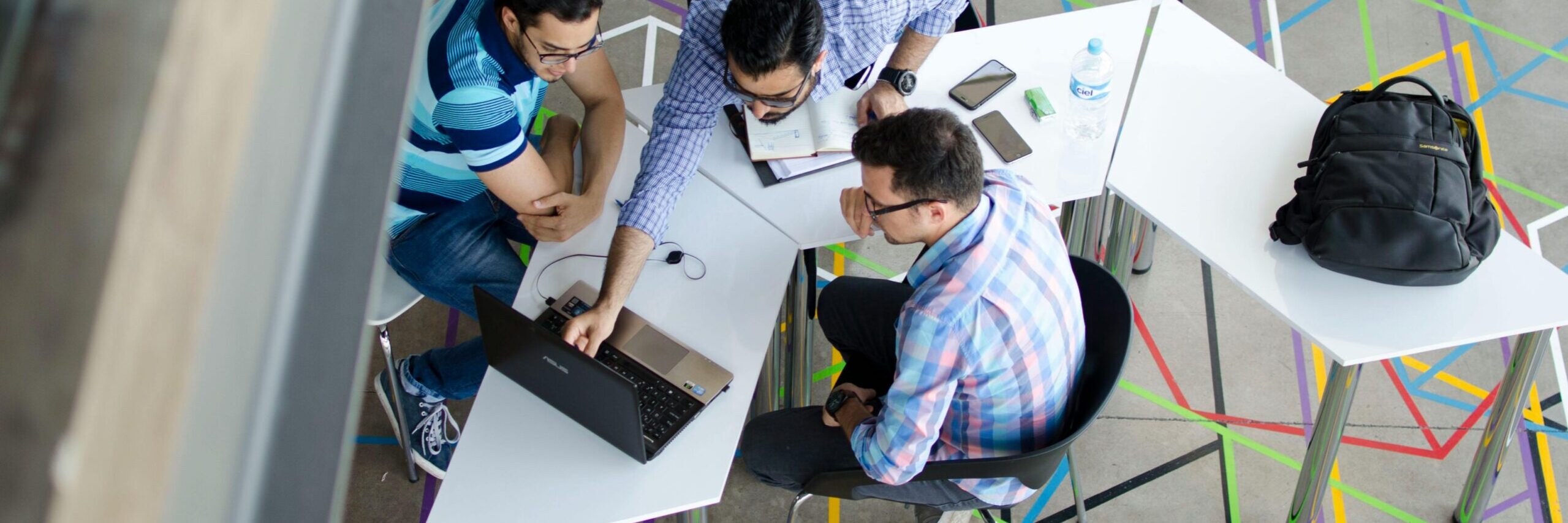 Mensen die aan het netwerken zijn