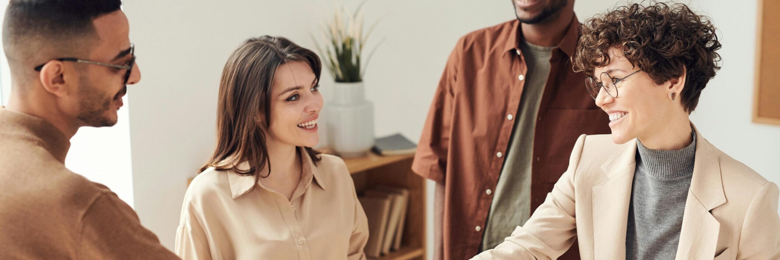 Het aannemen van stagiairs Het aannemen van stagiairs foto met een groep mensen, 2 schudden elkaar de hand