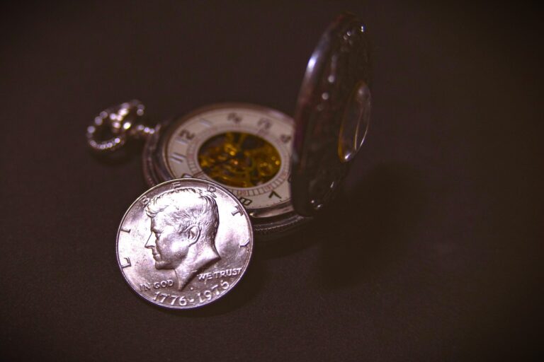 deze foto met de klok en de munt staat voor de geschiedenis van het ondernemerschap