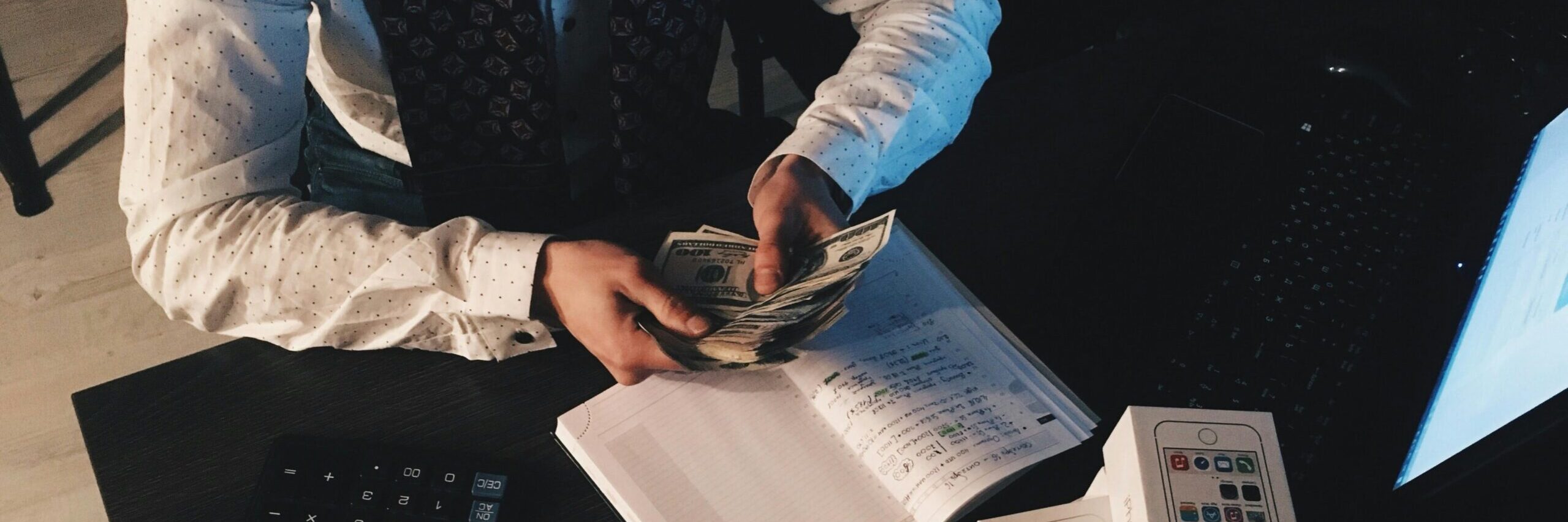 Belastingvoordelen voor ZZP’ers ZZP'er telt geld wat hij heeft verdient