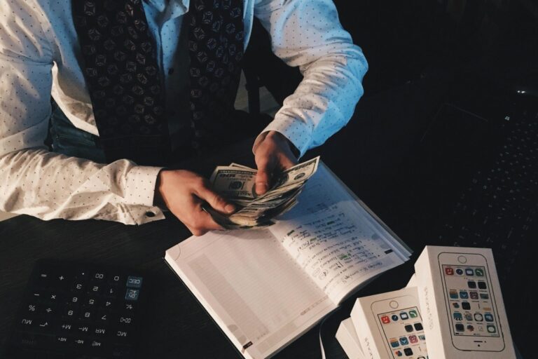 ZZP'er telt geld wat hij heeft verdient