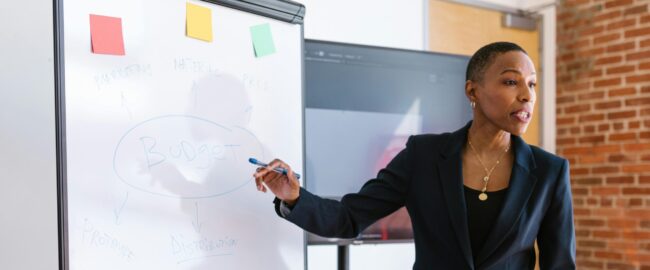 pitch foto vrouw geeft pitch